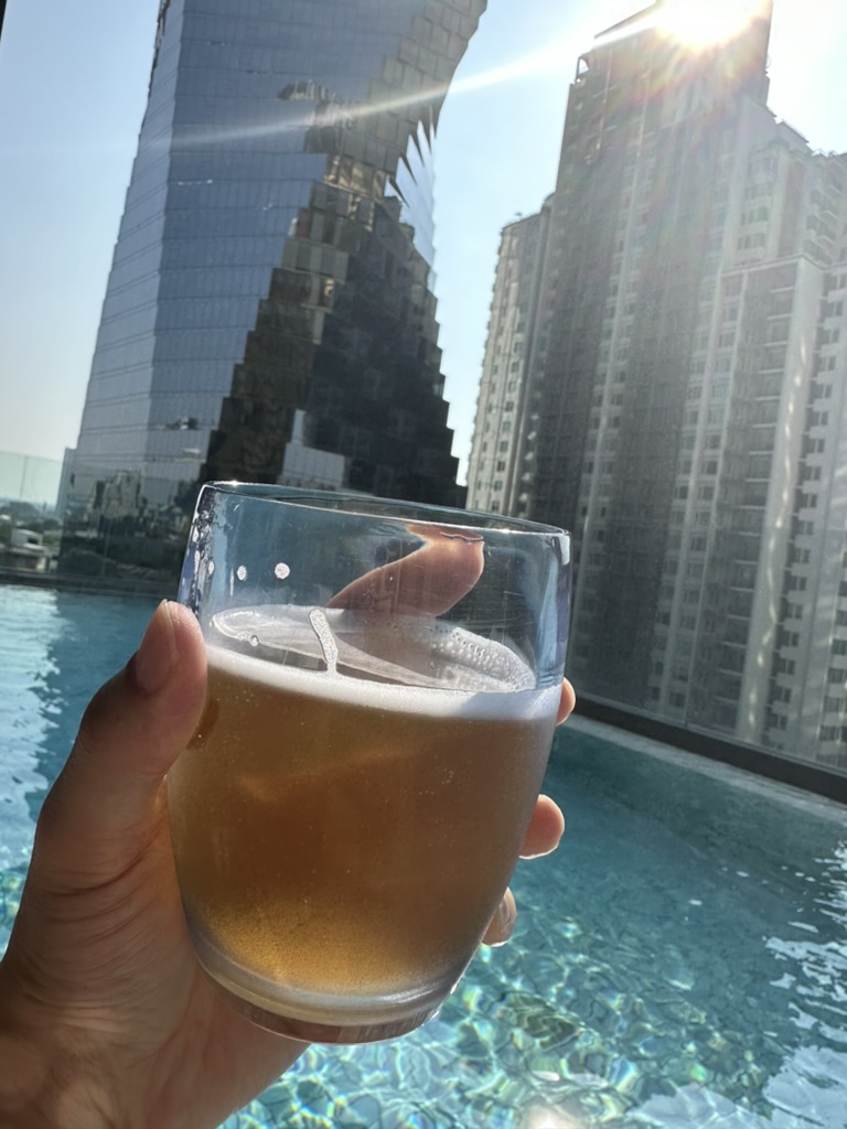 夏日的啤酒和泳池